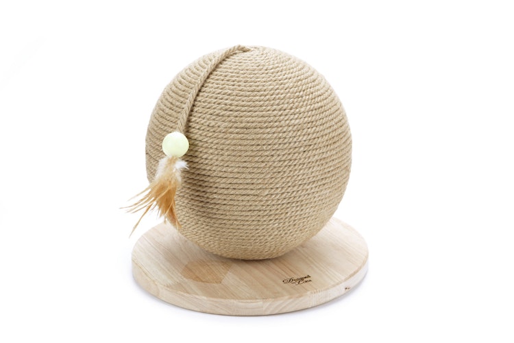 Designed by Lotte Kratzball Balty aus Holz Katzenspielzeug